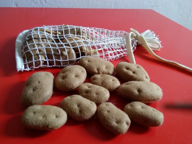 Plstěné brambory v sáčku, 5 větší a 5 menší (6cm, 4 cm). Cena 80 Kč